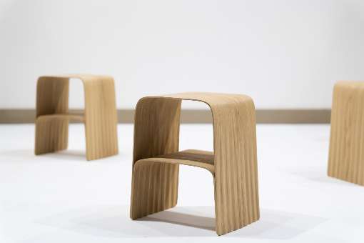 Bild 5: Schicker Hocker aus Furnier. Foto: IFN/Kouichi Kurome, Japan